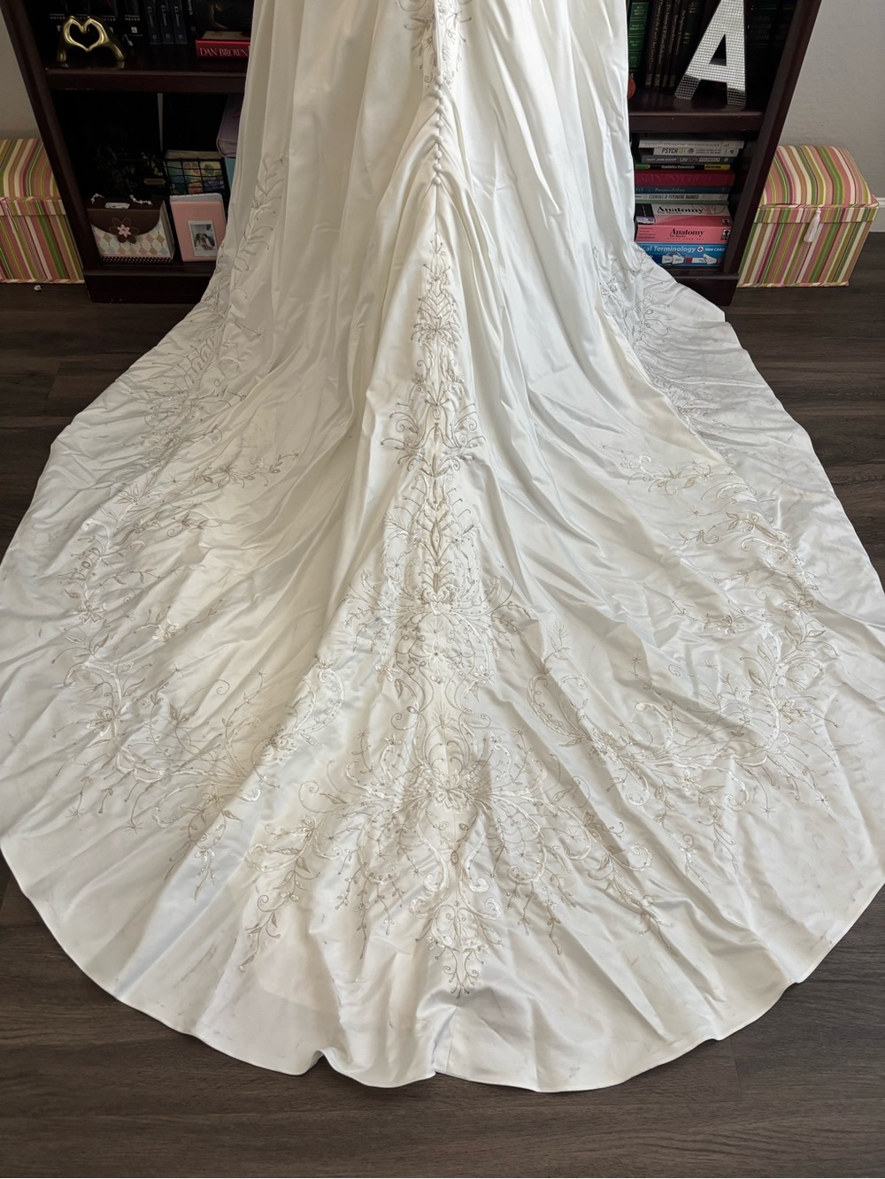 Vintage Elegant White Wedding Dress with Long Embroidered Train - Picture 13 of 16
